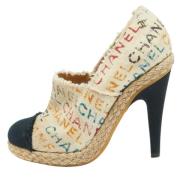 Pre-owned Canvas heels Chanel Vintage , Beige , Dames