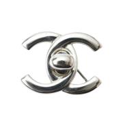 Pre-owned Metal brooches Chanel Vintage , Gray , Dames