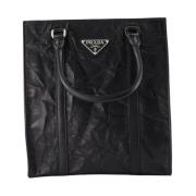 Handtas met verstelbare band en metalen logo Prada , Black , Dames