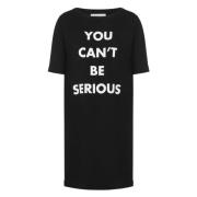 Zwarte jurken met You Can't Be Serious Print Moschino , Black , Dames