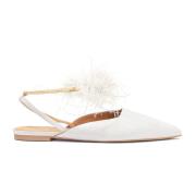 Witte platte trouwpumps met een volle neus en veren Kazar , White , Da...