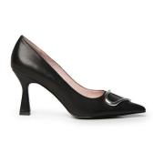 Zwarte leren pumps met hak en metalen detail Coccinelle , Black , Dame...