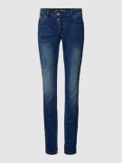 Jeans in denimlook met labelpatch en used-look