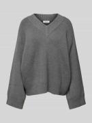 Gebreide pullover met V-hals, model 'Solveig'