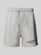 Regular fit sweatshorts met labelprint