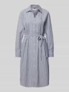 Oversized overhemdjurk met strikceintuur.