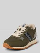Sneakers met vetersluiting en labeldetail