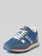 Sneakers met vetersluiting en labeldetail