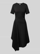 Getailleerde midi-jurk met ruches en asymmetrische rok