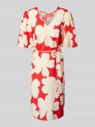 Knielange jurk met strikceintuur, model 'IBINE'