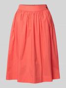 Knielange rok met labeldetail