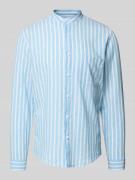 Slim fit vrijetijdsoverhemd met borstzak van een mix van linnen en kat...