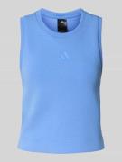 Top met logo en ronde hals
