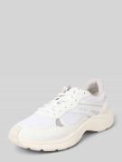 Sneakers met vetersluiting en labeldetail