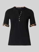 T-shirt met V-hals en knoopsluiting