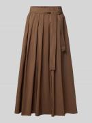 Uitlopende midirok met tailleriem