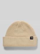 Gebreide muts met brede omslag en labeldetail
