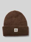 Beanie met alpaca en labelpatch