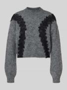 Korte gebreide pullover met kant, model 'SUTTON'
