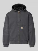 Jack met kangoeroezak en labeldetail