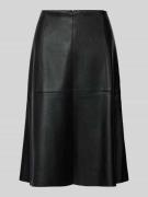 Knielange rok in kunstleerlook