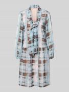 Knielange jurk met strikdetail