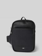 Schoudertas met labeldetail, model 'RICO'