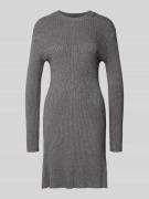 Nauwsluitende gebreide jurk van viscosemix