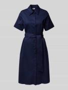 Knielange jurk met strikceintuur