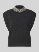 Gebreide top met opstaande kraag en siersteentjes