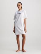 Calvin Klein Nachthemd S/S NIGHTSHIRT met een logo-opschrift op borsth...