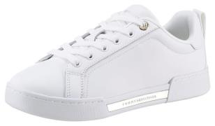Tommy Hilfiger Plateausneakers CHIQUE COURT SNEAKER met detail in het ...