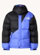 The North Face TNF x Yinka Ilori puffer jack met donsvulling en afneem...